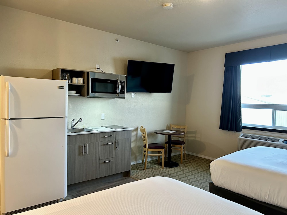 Deluxe Room, 2 Queen Beds, Kitchen photo 1