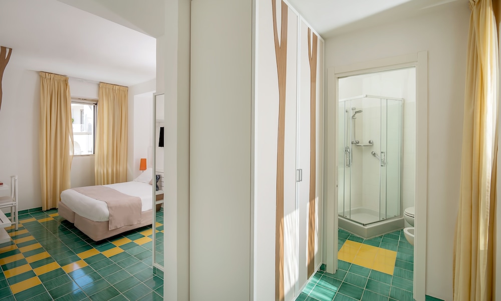 Standard Double Room, 1 Bedroom, Private Bathroom, Ground Floor photo 3