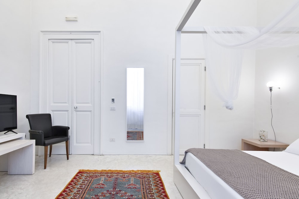 Deluxe Room, 1 Queen Bed, Non Smoking, Ensuite photo 3