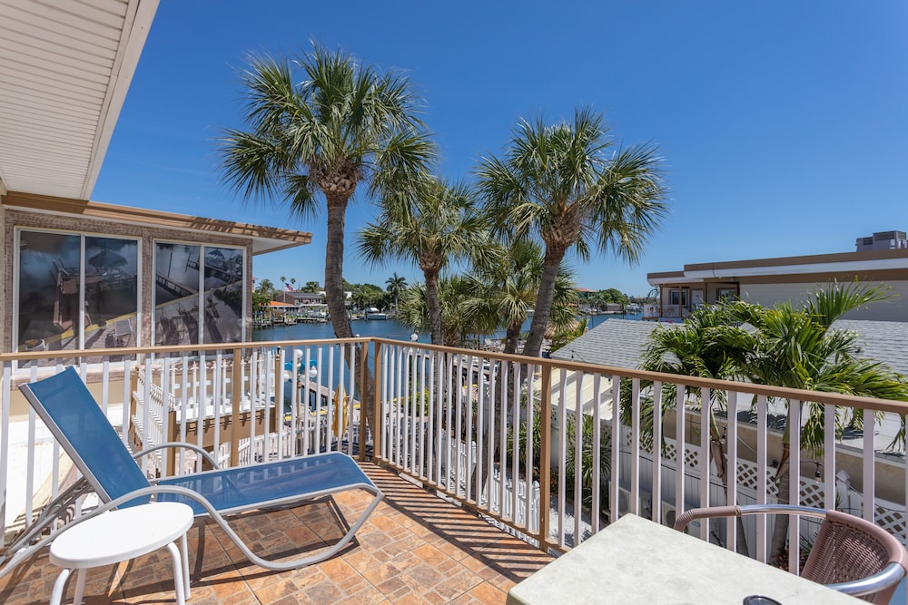 Bay Front with Balcony Suite: 1 Queen Bed and 1 Sleeper Sofa - Photo 6