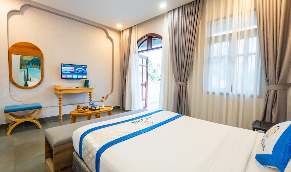 Deluxe Room, Pool View - Photo 5