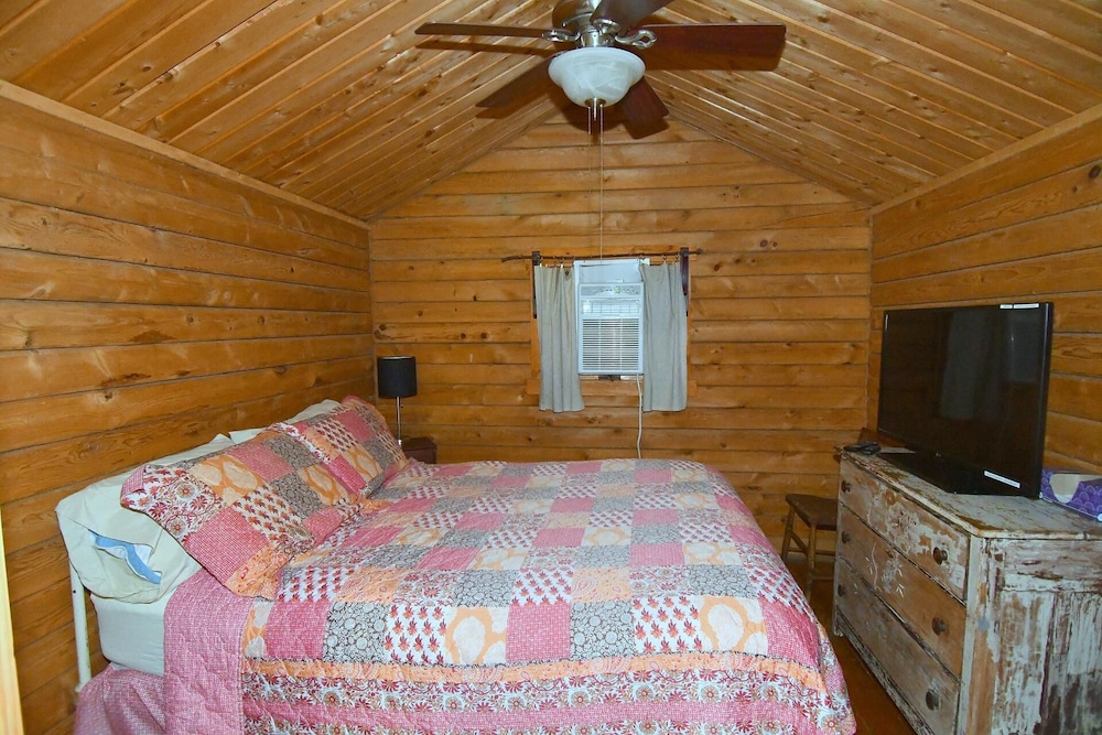 House, 1 Double Bed (Whispering Hills - Couples Getaway) photo 1