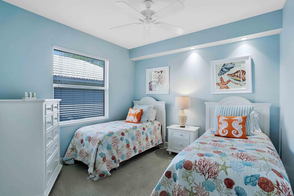 House, Multiple Beds (Elegantly decorated waterfront home w) photo 1