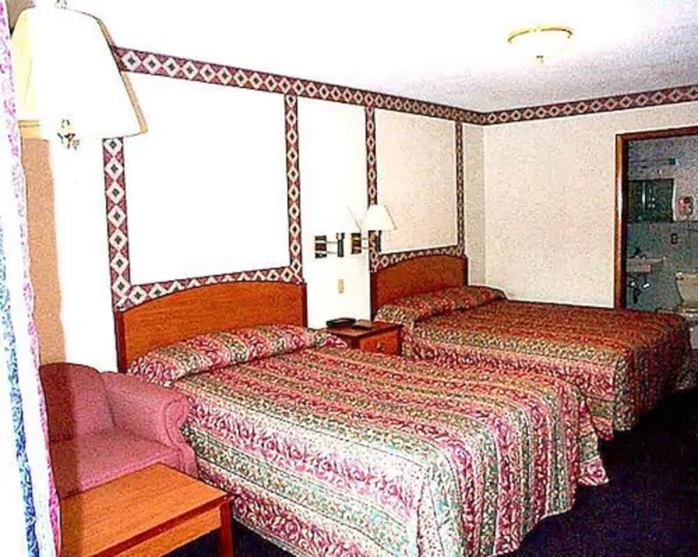 Deluxe room with 2 queen beds photo 2