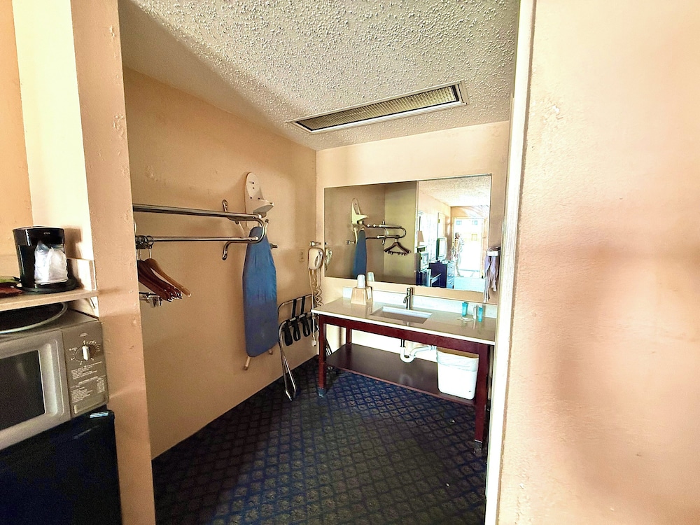 Room, 2 Queen Beds, Smoking - Photo 4