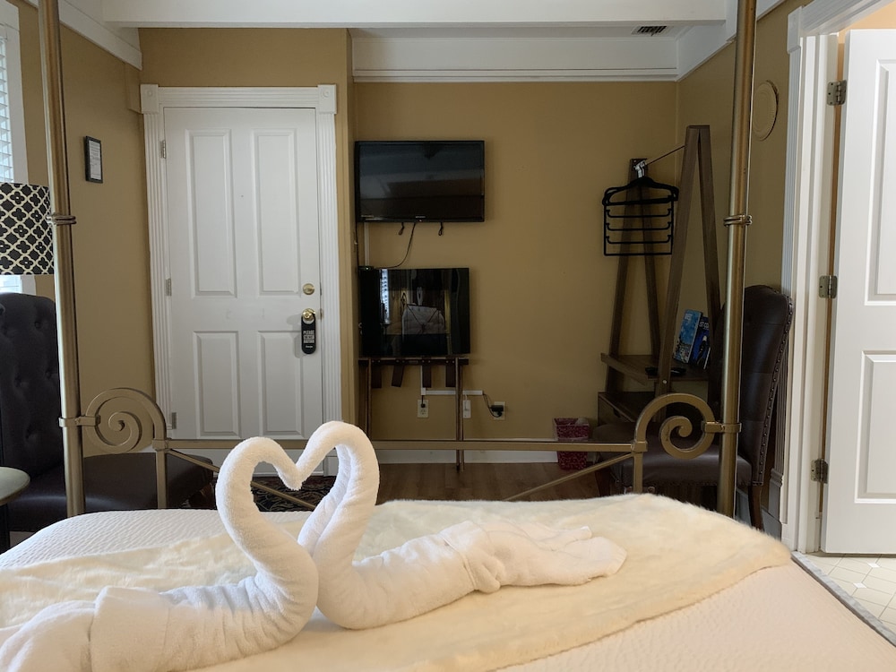Comfort Suite, 1 Queen Bed, Jetted Tub, Courtyard View