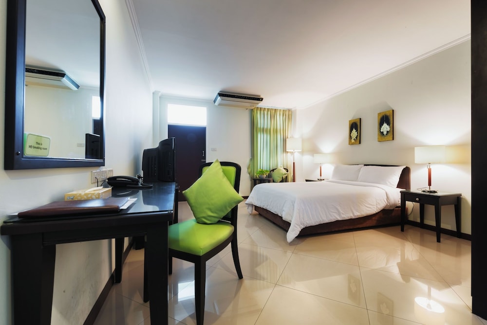 Deluxe Single Room, 1 Queen Bed photo 2