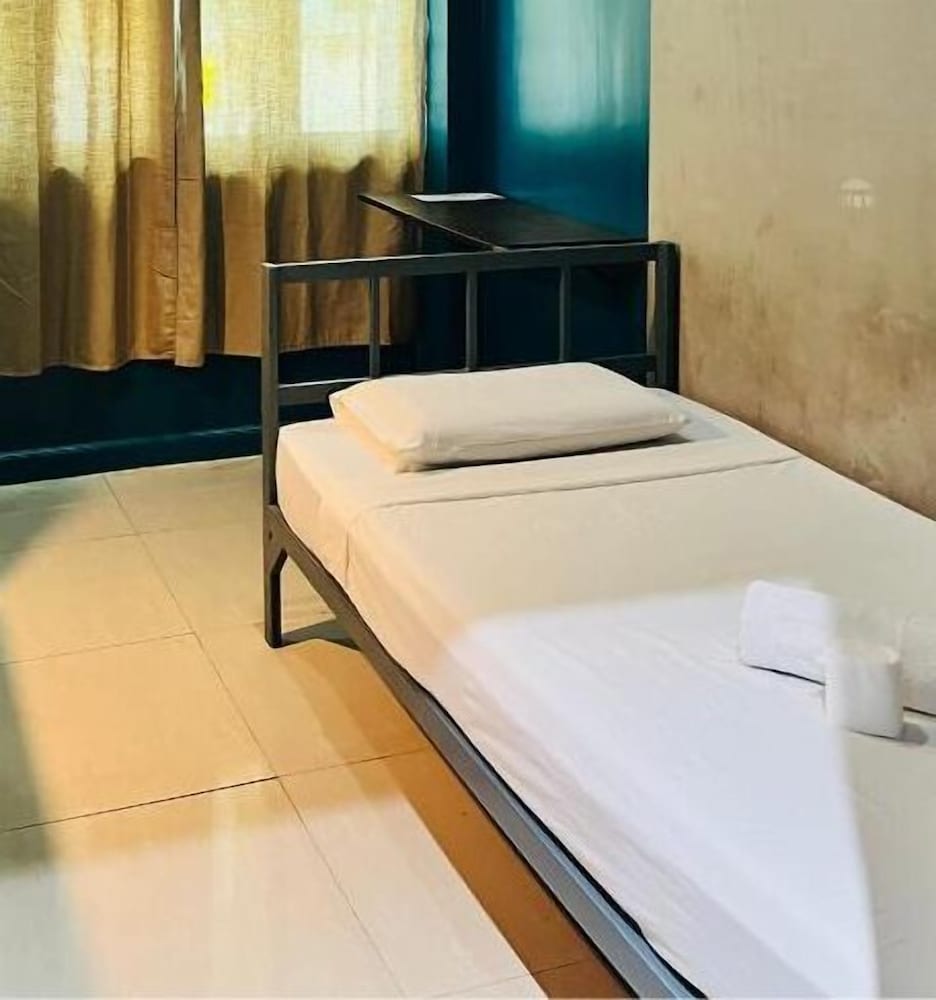 Basic Single Room, 1 Twin Bed, Shared Bathroom photo 1