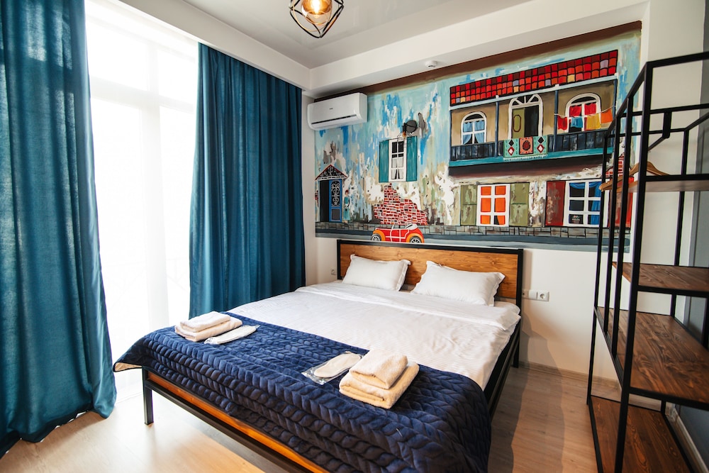 Standard Room, 1 Queen Bed, Courtyard View