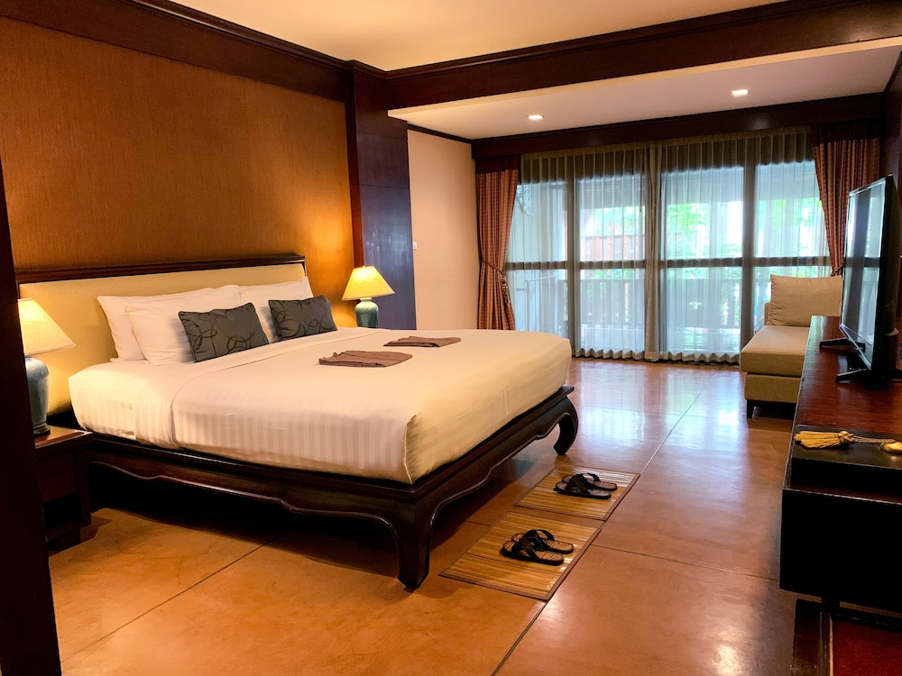 Grand Deluxe Room with Balcony - Photo 5