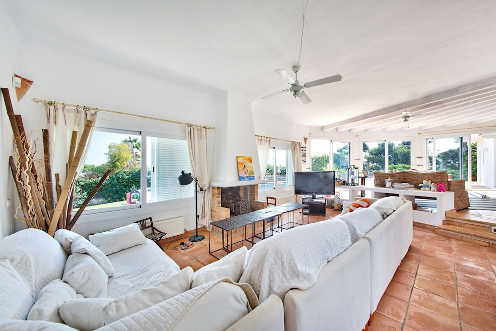 Villa Exclusiva, 6 Habitaciones, Piscina Privada, Vista al Jardín