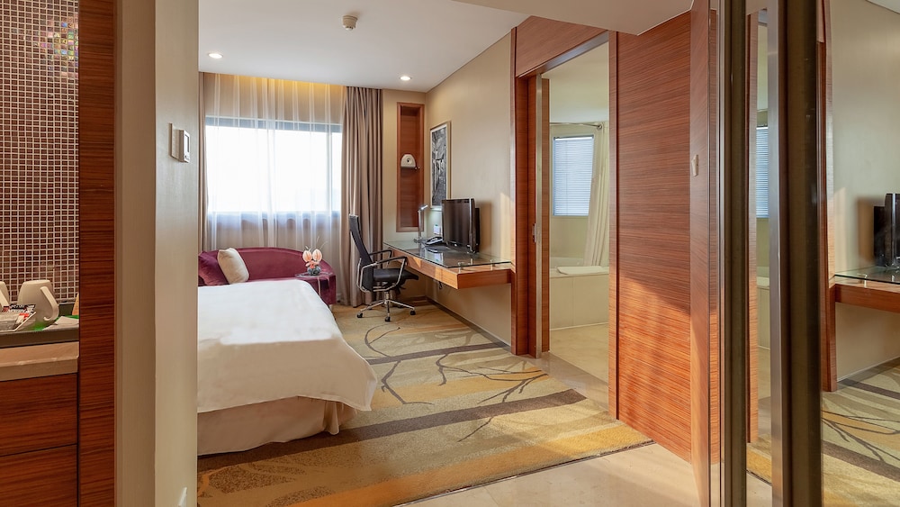 Premium Room, 1 King Bed, Non Smoking, Garden View - Photo 7