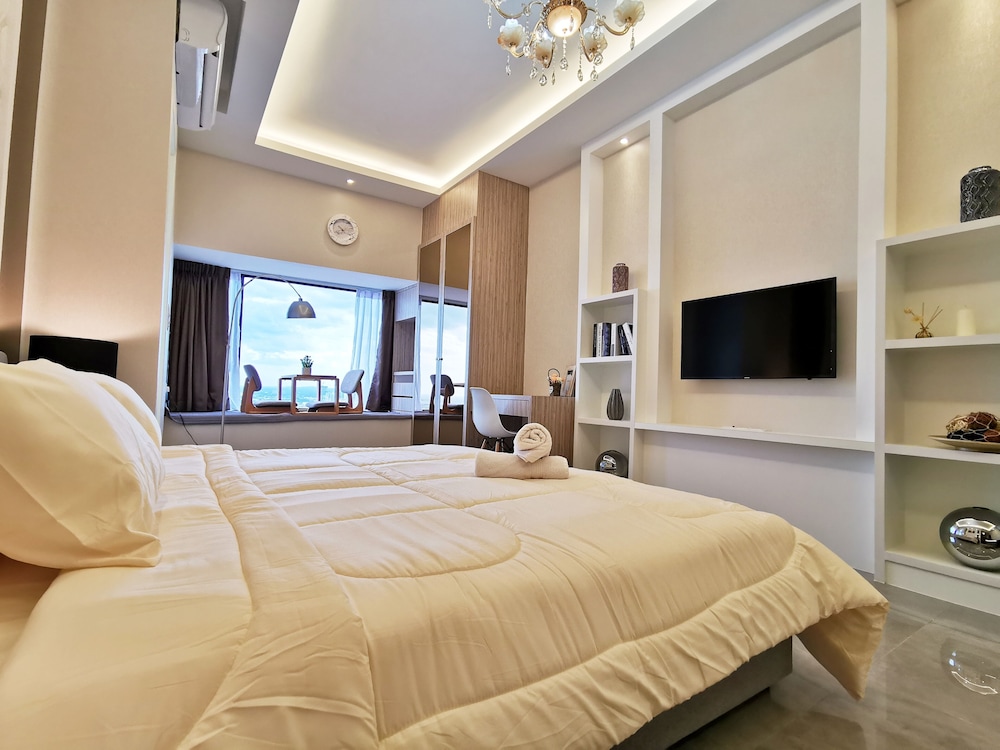 Premium Studio, 1 King Bed, Bathtub, City View