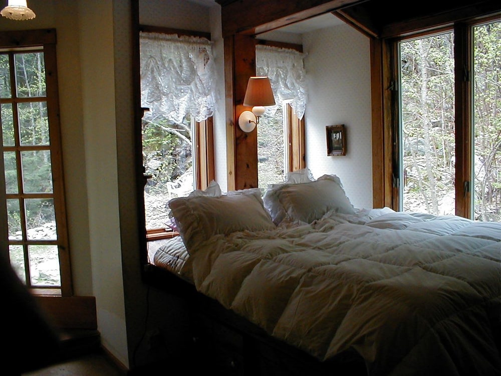 Queen Room with Spring photo 2