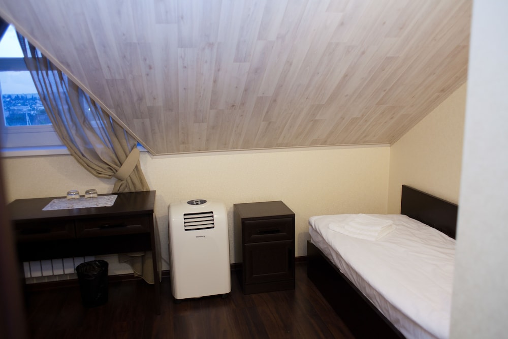 Economy Twin Room, Shared Bathroom