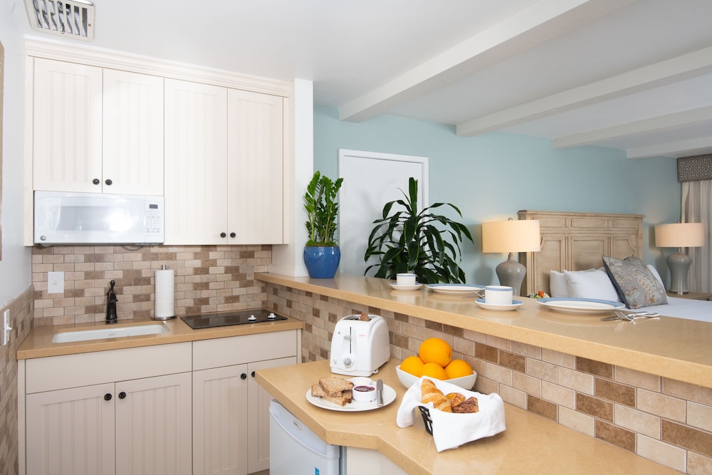 Deluxe Room, 1 King Bed, Ocean View (Beachfront View with Kitchenette) - Photo 7