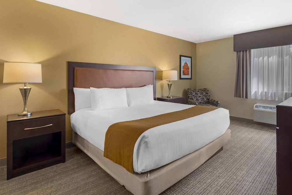 Suite, 1 King Bed, Refrigerator & Microwave, Golf View (Living Room) photo 1