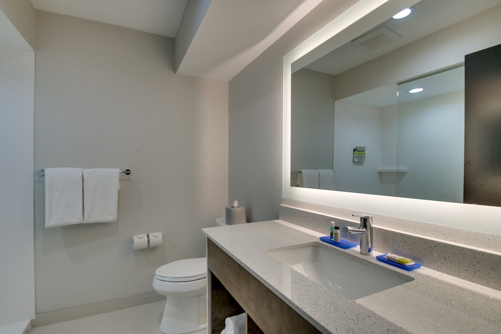 Standard Room, 1 King Bed (LEISURE) - Photo 1