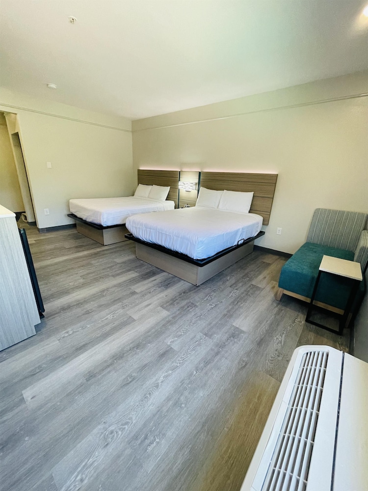 Room, 2 Queen Beds - Photo 6