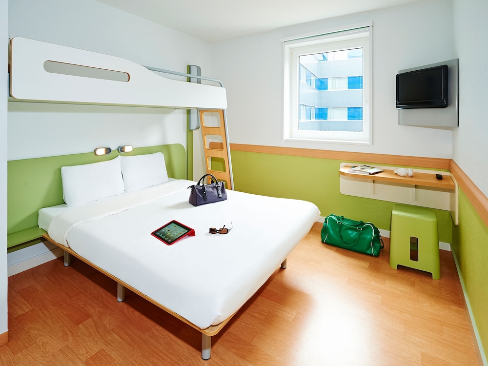 Standard Room (one double bed and one single bed) photo 3
