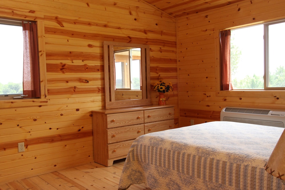 Premium Cabin, 2 Bedrooms, Lake View (No Pets, Linens Incl) photo 3