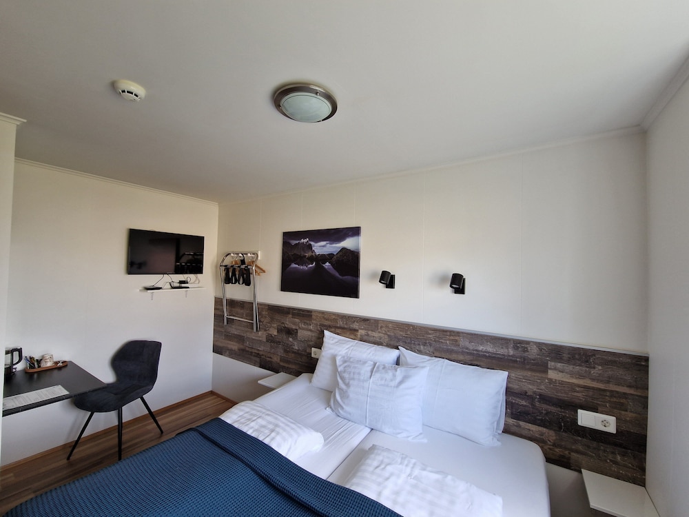 Economy Double Room photo 2