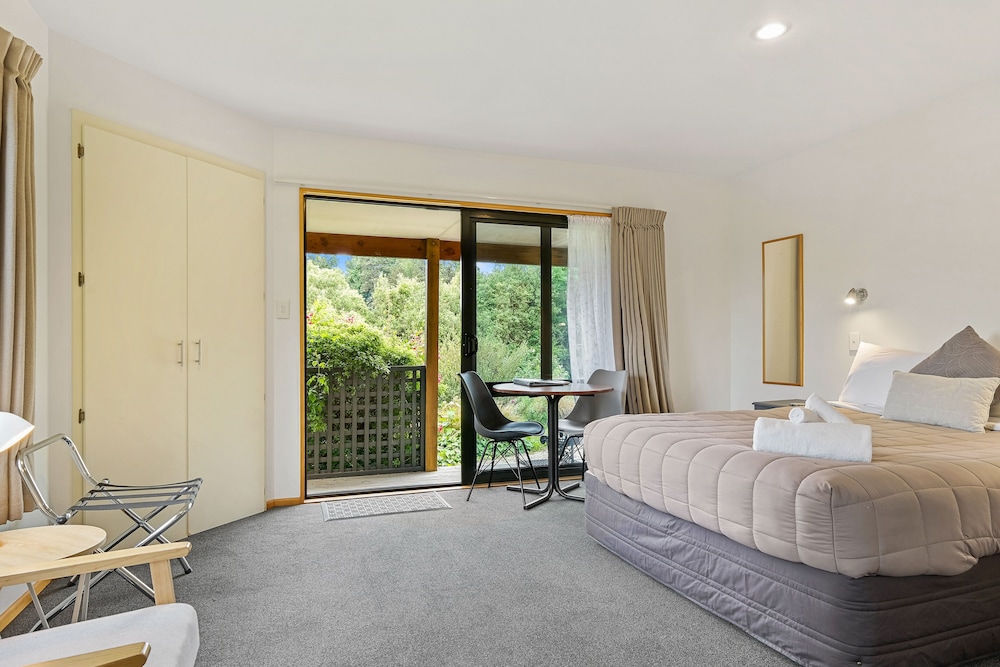Standard Studio, Non Smoking, Kitchenette (Studio - Couples Retreat) photo 3
