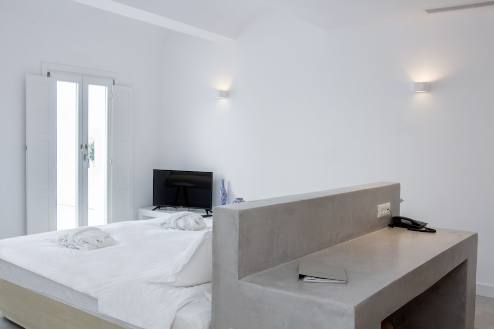 Superior Suite, 1 Queen Bed, Balcony, Sea View - Photo 13