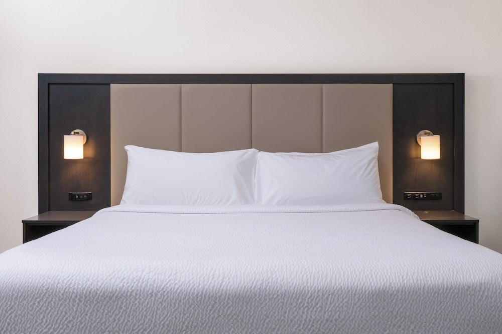 Suite, 1 King Bed with Sofa bed, Accessible Bathtub (Communication, Mobility) - Photo 2