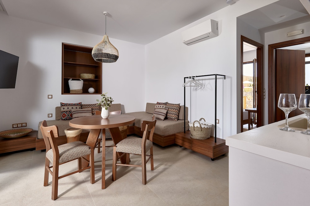 One Bedroom Suite with Outdoor Hot tub and Garden & Pool View
