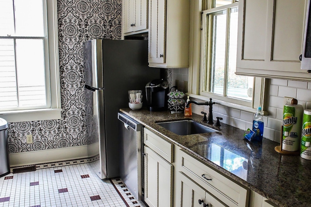 Classic Cottage, Multiple Bedrooms (Blakely Cottage) photo 3