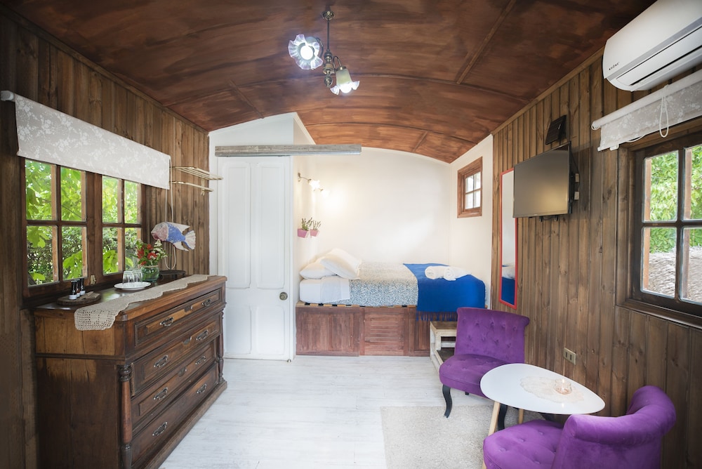 Standard Room, 1 Queen Bed, Ensuite, Garden View photo 1