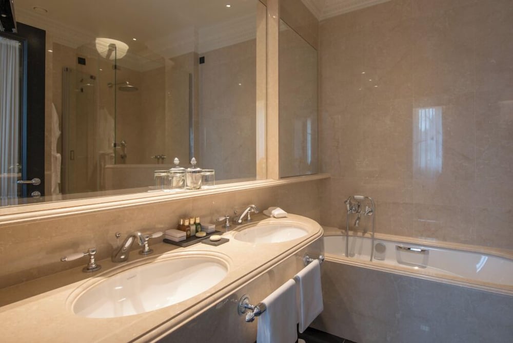 Executive Room - Photo 8