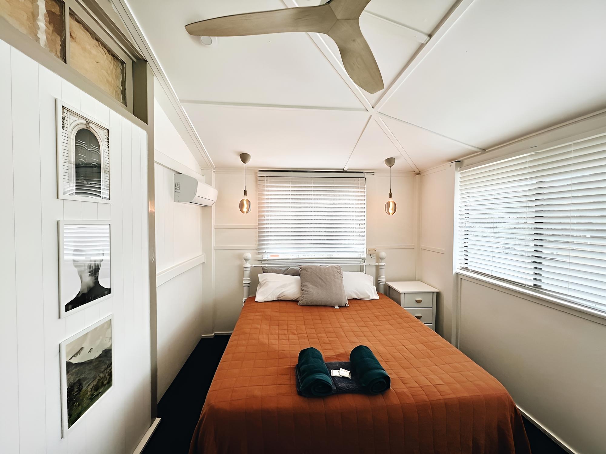 Deluxe Room, 1 King Bed, Non Smoking, Shared Bathroom photo 2