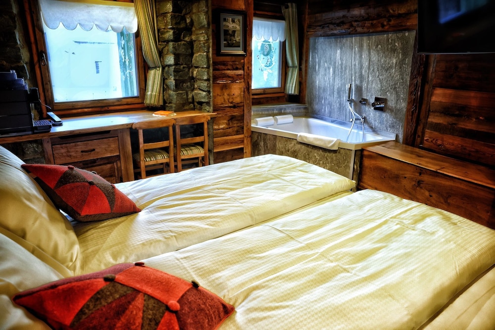 Deluxe Double Room, 1 King Bed, Non Smoking, Jetted Tub photo 3