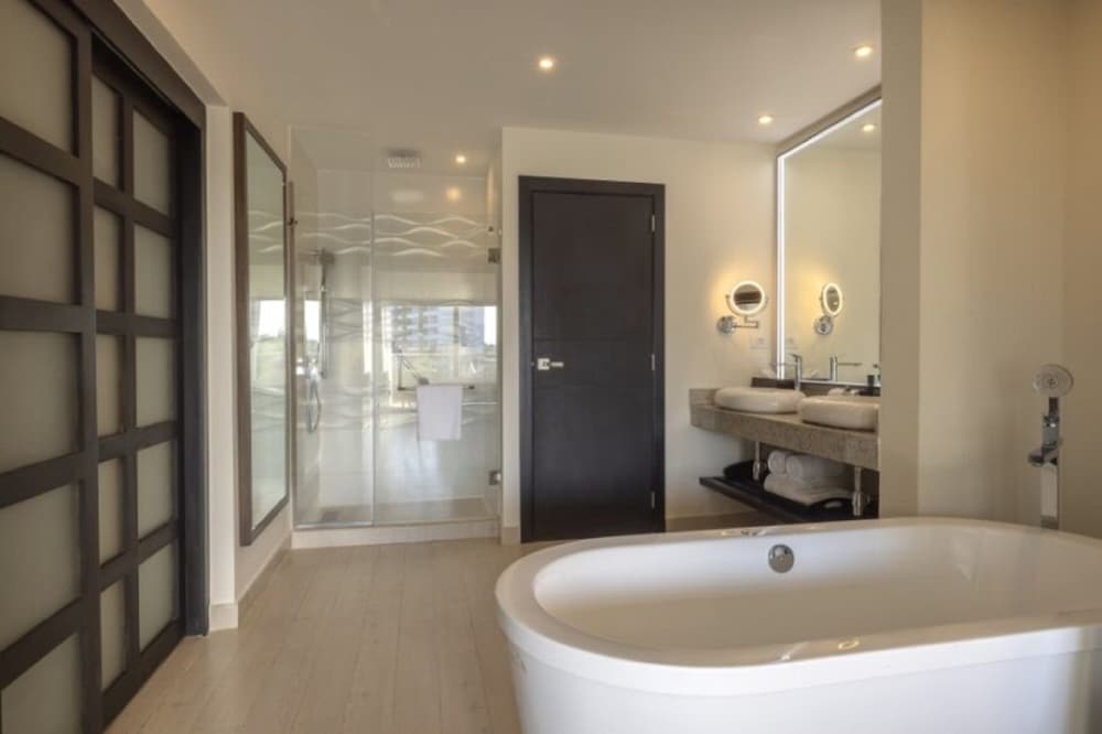 Luxury Presidential Jacuzzi Ocean view One Bedroom Suite Diamond Club photo 3