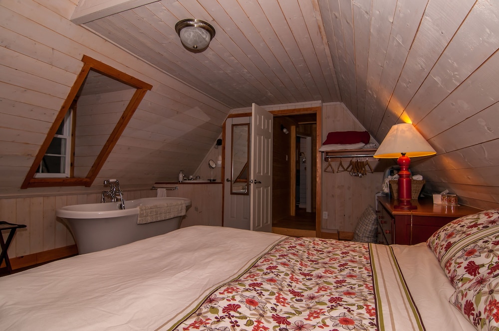 Superior Room, 1 Queen Bed, Private Bathroom, Mountain View (4) photo 2