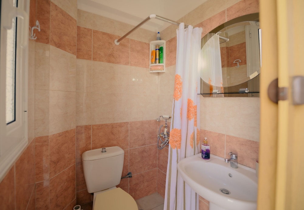 Family House, Multiple Bedrooms, 2 Bathrooms, Mountainside (Yiannis' Maizonette Ancient Olympia) photo 2