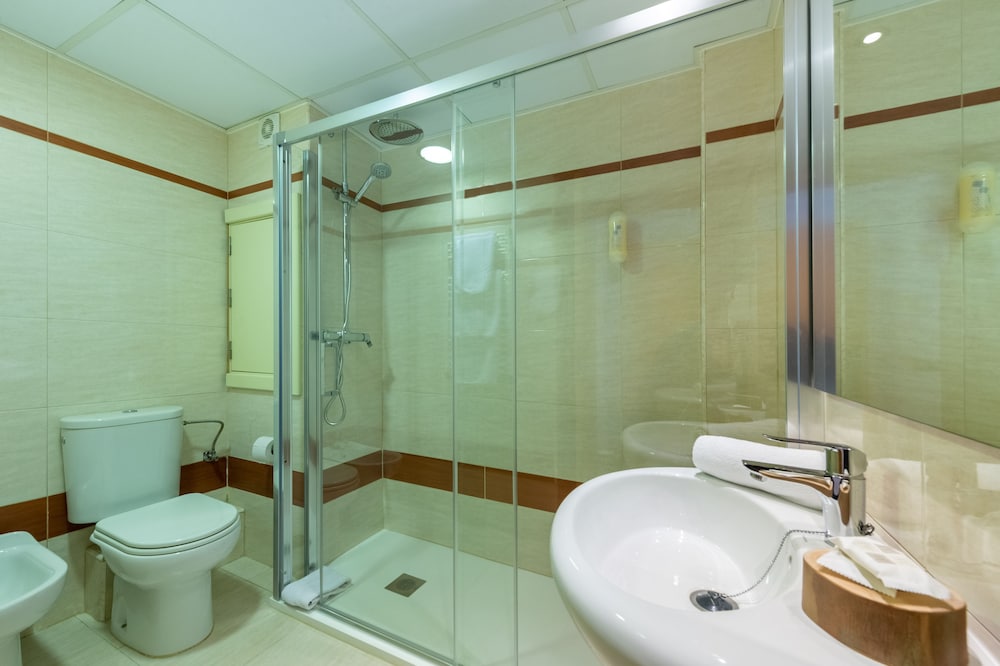 Double Room (3 Adults) - Photo 10