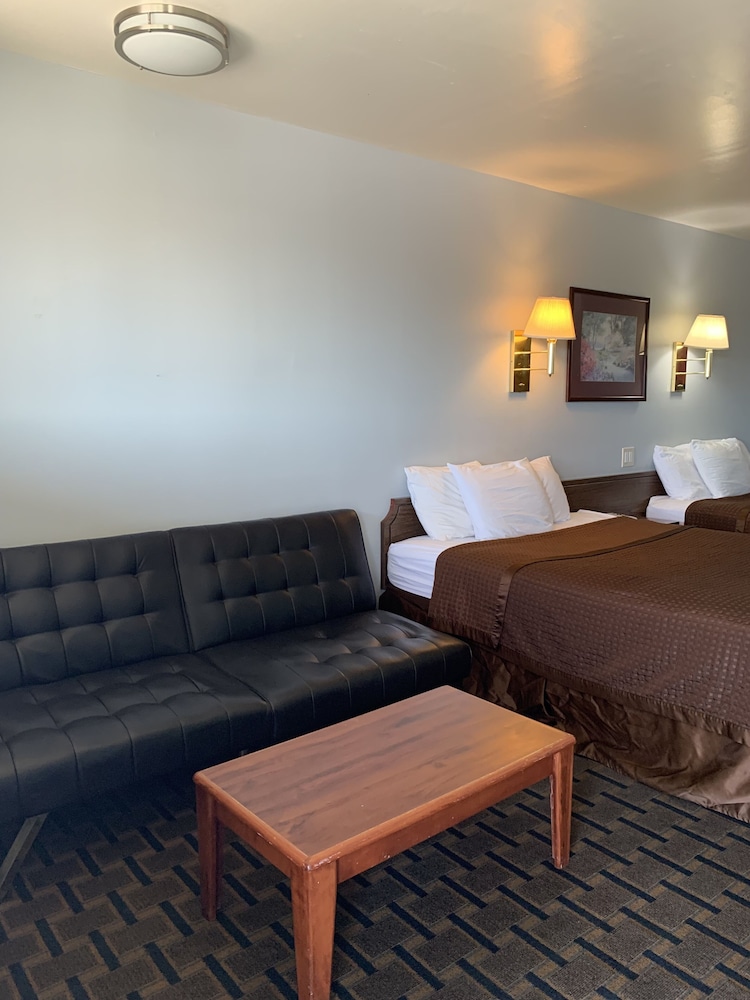 Standard Room, 2 Queen Beds photo 2