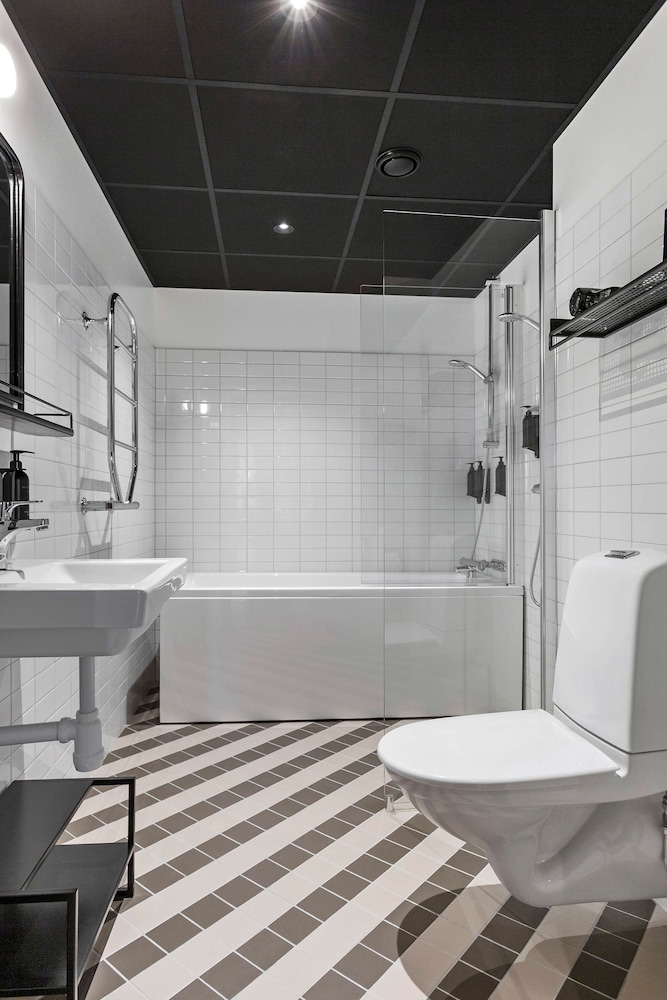 Executive Suite, 1 King Bed, Non Smoking, Refrigerator (Dining Table) - Photo 4