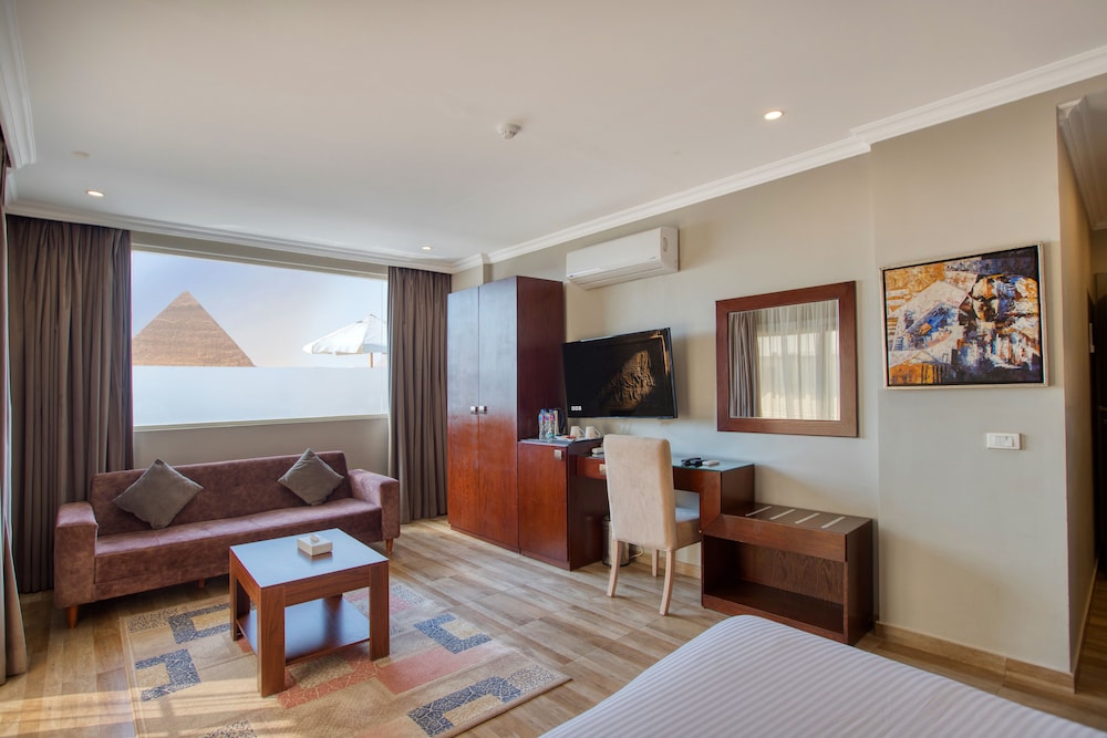 Luxury Suite with Panoramic Pyramids View & Balcony - Photo 4