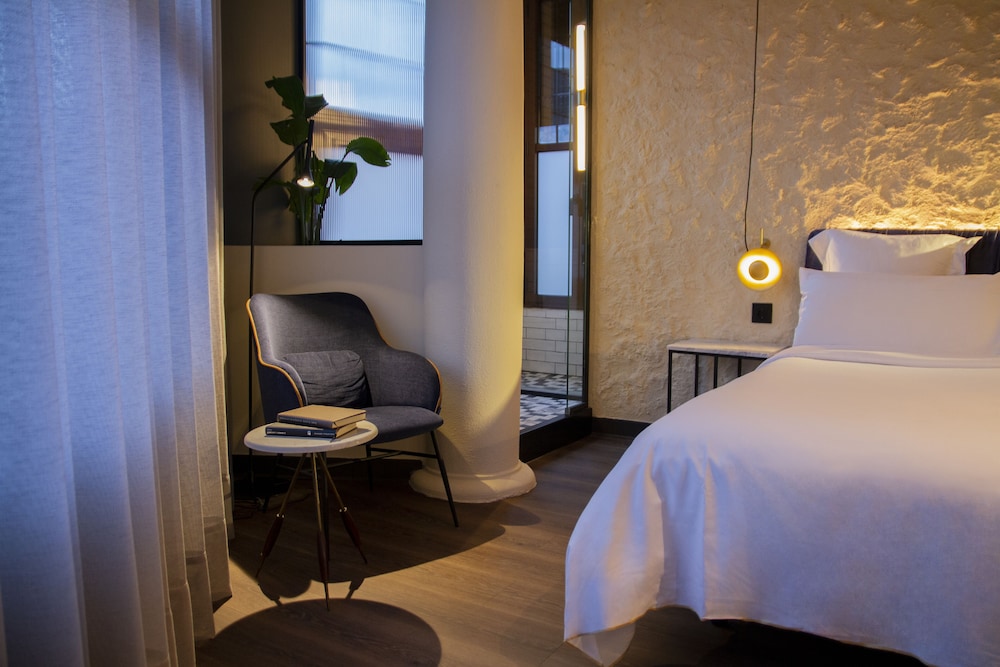 Deluxe Room - Photo 3