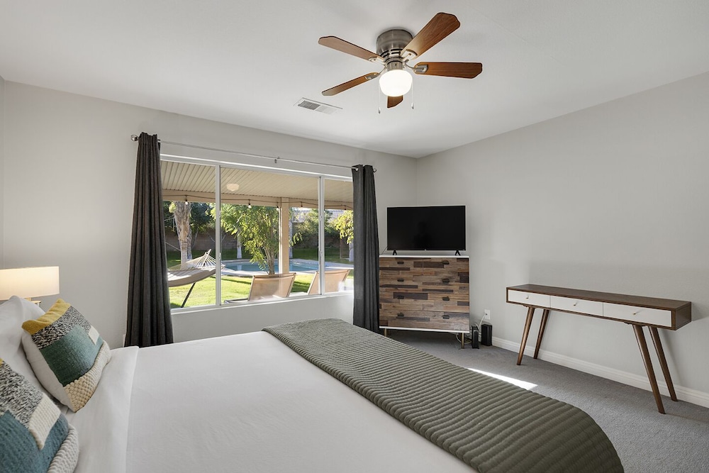 House, Multiple Beds, Pool Access, Pool View photo 3