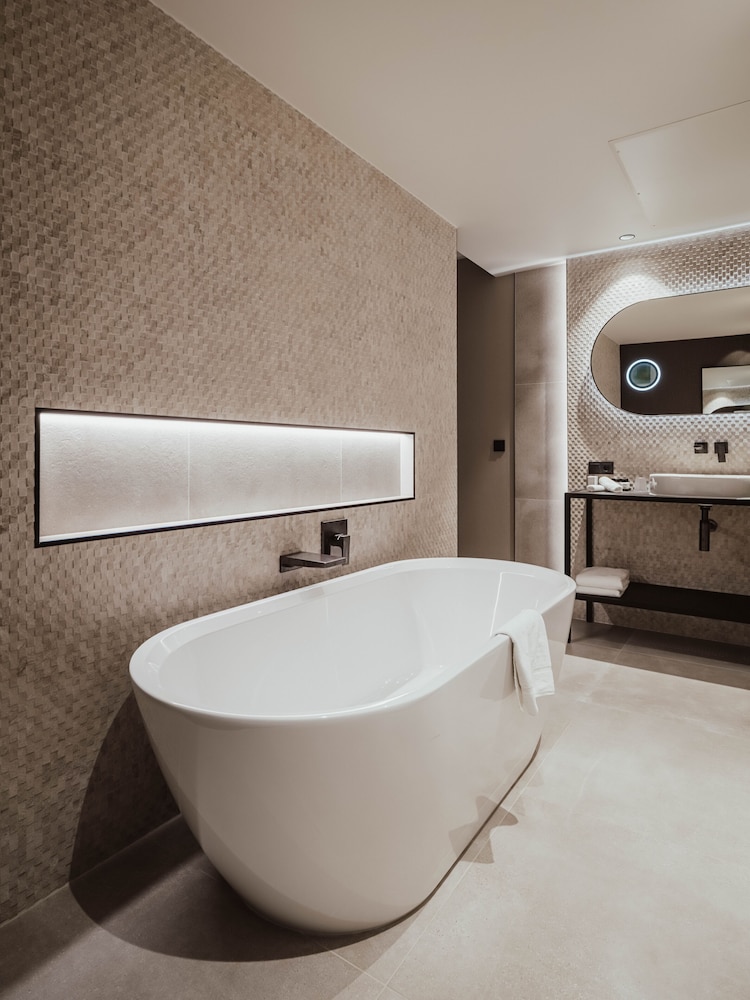 Deluxe Room, 1 King Bed, Bathtub - Photo 4
