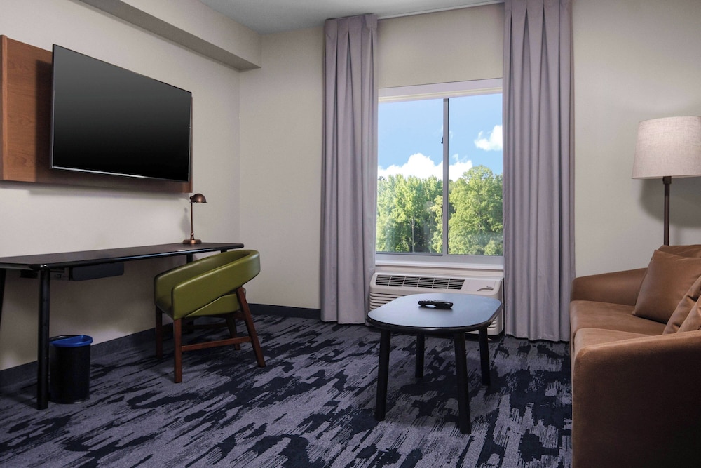 Suite, 1 King Bed with Sofa bed - Photo 3