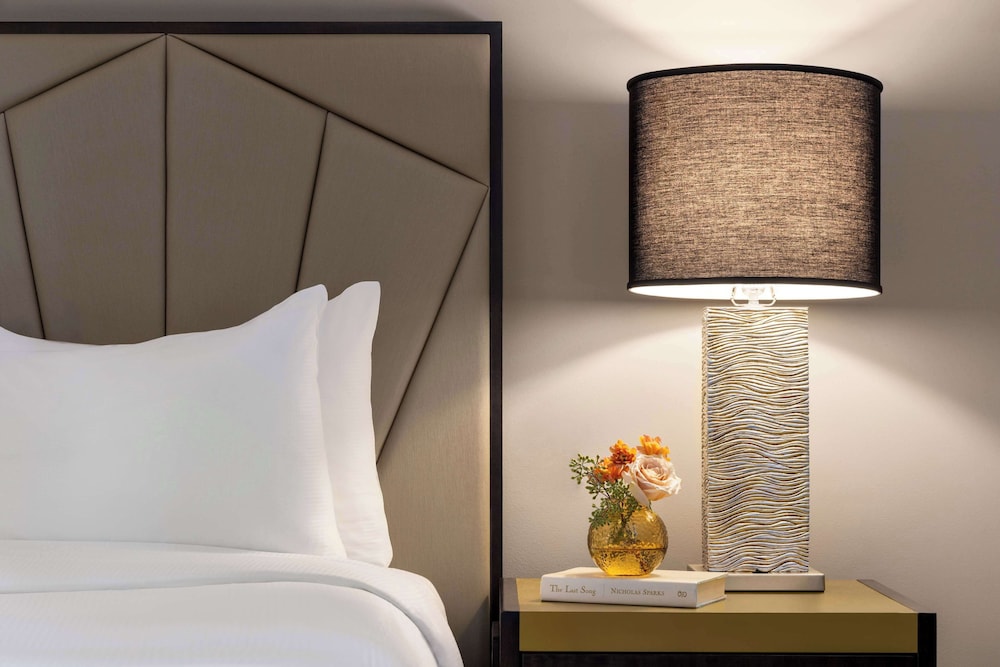 Suite, 1 Queen Bed thumbnail 5