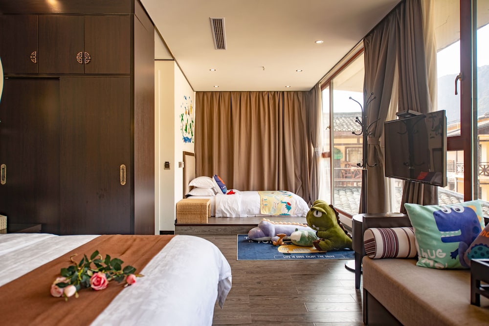Family Room, 1 Bedroom, Ensuite, Courtyard Area photo 3