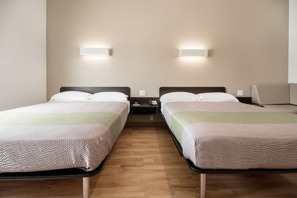 Deluxe Suite, 2 Queen Beds, Non Smoking, Kitchenette - Photo 3