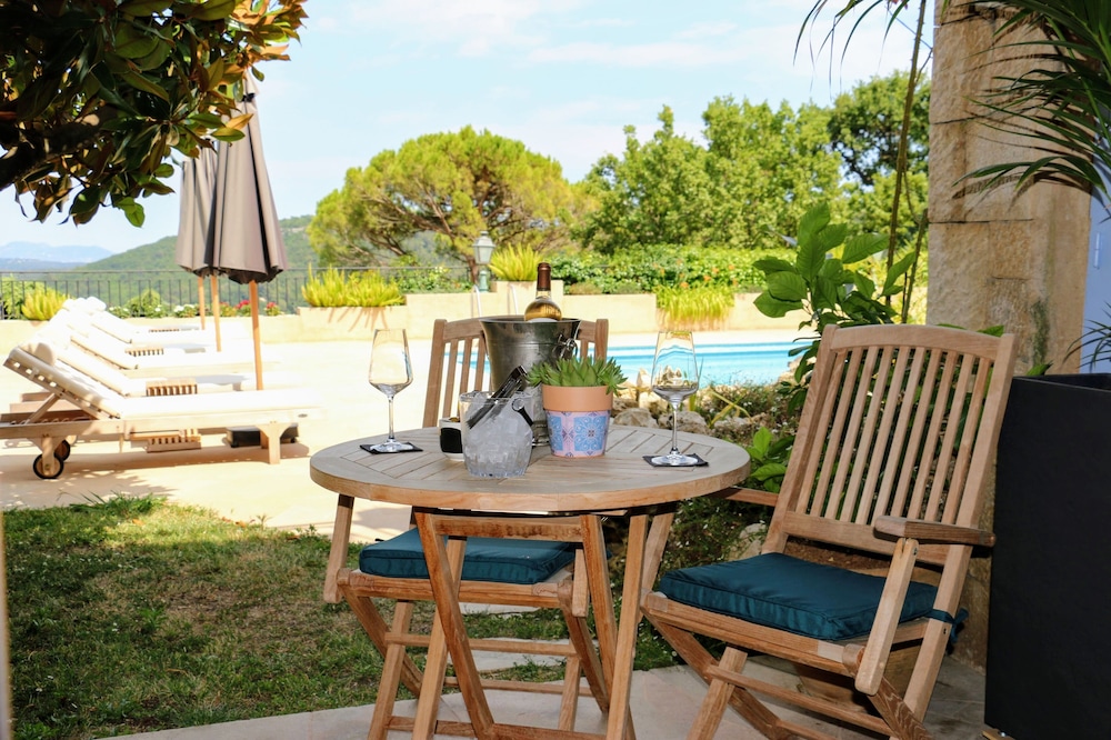 Studio Deluxe Cannes, coin cuisine, en bord de piscine